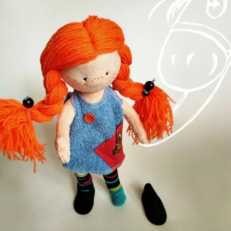 Рыжеволосая текстильная кукла на шарнирах